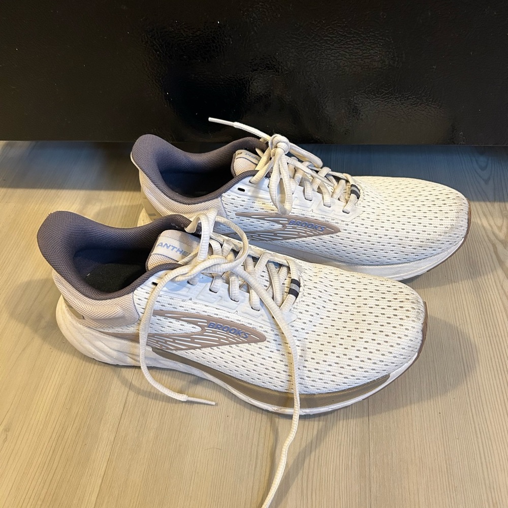 Brooks Women’s Anthem 6 Neutral Running Shoe